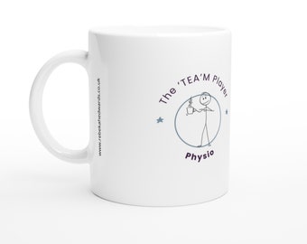 Puede incluir: Taza de cerámica blanca con un diseño morado y gris. El diseño presenta una figura de palo sosteniendo una taza de té y el texto "The 'TEA'M Player Physio".