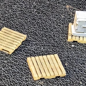 30 HO Scale Pallets Skids