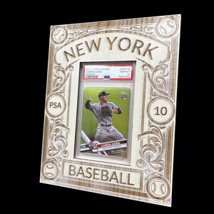 Présentoir pour cartes graduées PSA 10 conçu et gravé sur mesure iWoodMD - « New York Baseball » (ivoire) - cadre que Aaron Judge, Derek Jeter