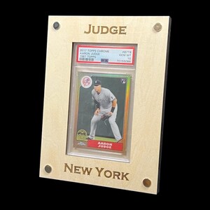 Présentoir iWoodMD personnalisé gravé PSA pour cartes graduées - 1 carte (juge New York) - montrez ce juge Aaron PSA des Yankees de New York !!!