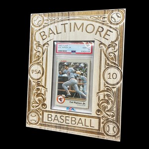 Présentoir pour cartes graduées PSA iWoodMD conçu et gravé sur mesure - « Baseball de Baltimore » (naturel-non fini) - cadre conçu par Cal Ripken, Robinson