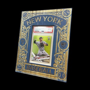 Présentoir pour cartes graduées PSA 10 conçu et gravé sur mesure iWoodMD - « New York Baseball » (bleu) - cadre que Aaron Judge, Derek Jeter