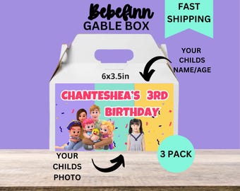 Op de afbeelding: Een witte gable box met een kleurrijk ontwerp met een cartoon afbeelding van kinderen die een verjaardag vieren. De doos is 15,24 cm bij 8,89 cm en heeft een 3-pack label. De tekst "Chanteshea's 3rd Birthday" staat op de doos gedrukt.