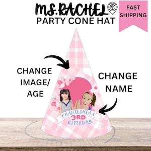Puede incluir: Sombrero de fiesta de cono rosa y blanco con un patrón de cuadros rosa y blanco. El sombrero tiene una imagen de dos niñas con el texto "Chantleshea's 3rd Birthday".