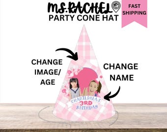 Op de afbeelding: Roze en witte party-kegelhoed met een roze en wit geruit patroon. De hoed heeft een afbeelding van twee meisjes met de tekst "Chantleshea's 3rd Birthday".