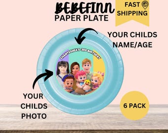 Op de afbeelding: Een blauw papieren bord met een 6-pack label. Het bord heeft een afbeelding van een groep kinderen met de tekst "Chanteshea's 3rd Birthday". De tekst "Your Childs Name/Age" en "Your Childs Photo" staan ook op het bord.