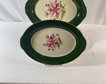 Set von 2 Vintage Taylor Smith Servierplatten mit grünem Rand und Blumen Lilienmuster