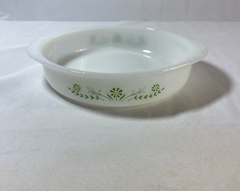 Vintage Milchglas-Auflaufform mit grünem Gänseblümchenmuster von Glassbake