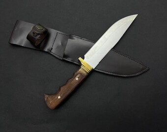 Cuchillo de bushcraft hecho a mano: cuchillo de camping con mango de madera personalizado y funda de cuero.