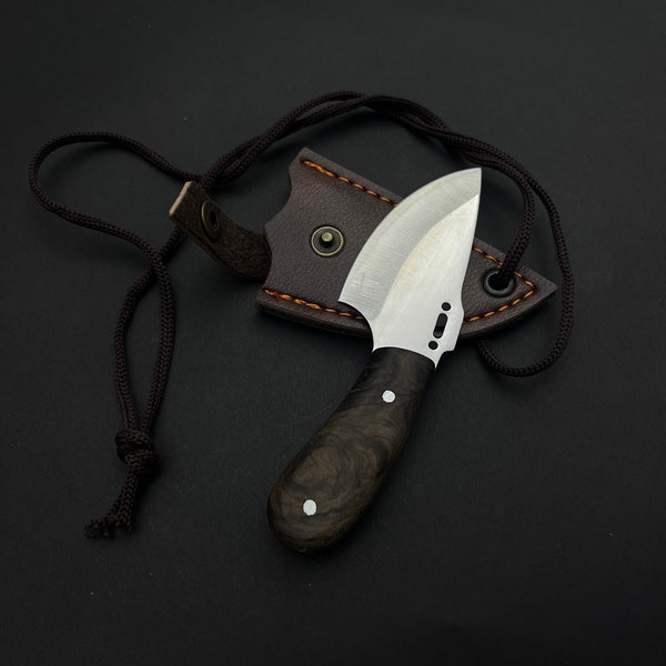 Collar con cuchillo de acero inoxidable hecho a mano y funda de cuero.