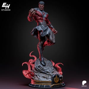 Könnte beinhalten: Detaillierte Figur eines muskulösen männlichen Superhelden in einer dynamischen Pose. Die Figur trägt ein rot-graues Kostüm mit einem fließenden grauen Rock. Der Sockel hat eine felsige Textur mit roten flammenartigen Akzenten und einer goldfarbenen Plattform. Die Figur ist etwa 30 cm hoch.