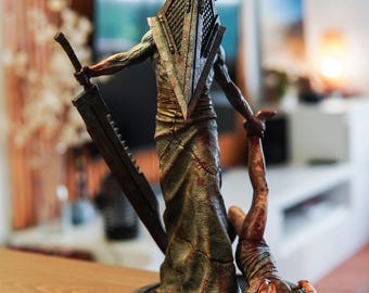 Figura in resina dipinta a mano con motivo fan art – Statua da collezione horror di alta qualità – Ispirata a Pyramid Head