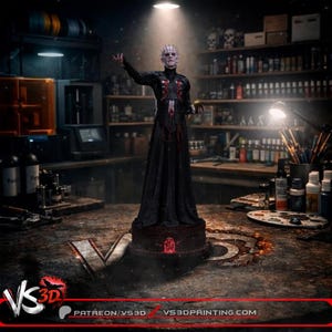 Peut inclure: Figurine détaillée d'un personnage de la franchise de films d'horreur Hellraiser, sur une base décorative. La figurine porte une longue robe noire et a un teint pâle. La base présente un motif rougeoyant. L'image comprend le texte "VS3D" et "VS3DPRINTING.COM".