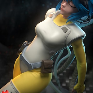 Puede incluir: Una figura estilizada de un personaje con cabello azul, que viste una placa pectoral blanca sobre un traje amarillo. La figura presenta un casco negro con cables, una bolsa marrón en el cinturón y un arma de fuego pequeña en la cadera.