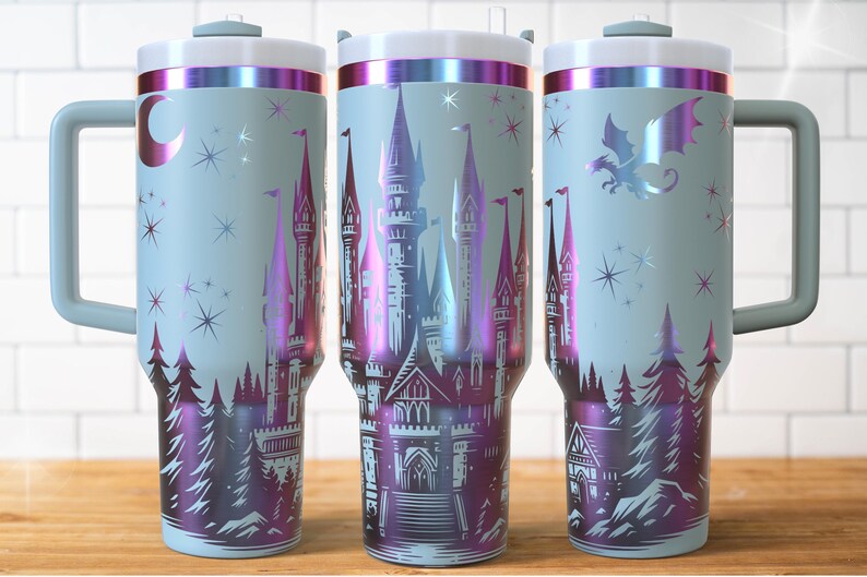 Puede incluir: Tres vasos aislados de color azul claro con un dise&ntilde;o de castillo de fantas&iacute;a. El dise&ntilde;o presenta un castillo, &aacute;rboles, estrellas y un drag&oacute;n en tonos morados y rosas. Cada vaso tiene un asa y una tapa blanca con borde plateado.