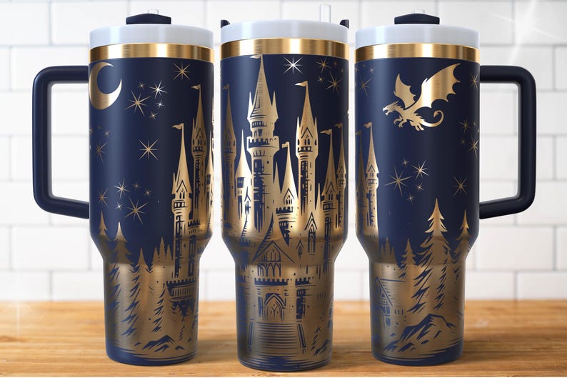 Puede incluir: Vaso t&eacute;rmico azul marino con un dise&ntilde;o de castillo dorado, estrellas y una luna creciente. El vaso tiene una tapa blanca, ribete dorado y un asa azul oscuro. El dise&ntilde;o incluye un drag&oacute;n y elementos forestales.