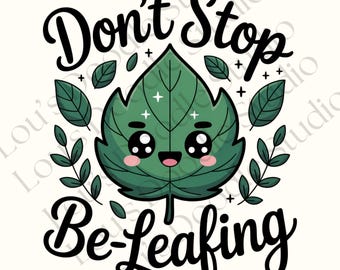 Puede incluir: Una ilustración caprichosa presenta una hoja verde sonriente con ojos grandes y mejillas rosadas, rodeada de hojas más pequeñas y ramitas. El texto "Don't Stop Be-Leafing" está escrito en una fuente lúdica, ideal para los amantes de la naturaleza.