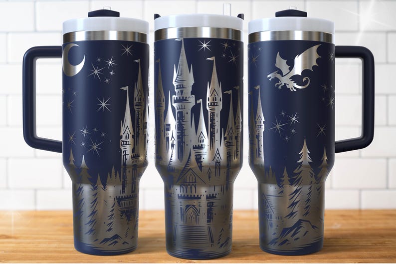 Puede incluir: Tazas de viaje azul marino con un dise&ntilde;o de castillo plateado, estrellas y un drag&oacute;n. Cada taza tiene una tapa blanca, un asa azul oscuro y un borde plateado. Las tazas miden aproximadamente 23 cm de alto.