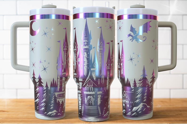Puede incluir: Tres vasos aislados con asas, con un dise&ntilde;o de castillo de fantas&iacute;a en tonos morado, azul y plateado. Los vasos tienen una base blanca, un borde plateado y un asa gris. El dise&ntilde;o incluye estrellas, &aacute;rboles y un drag&oacute;n.