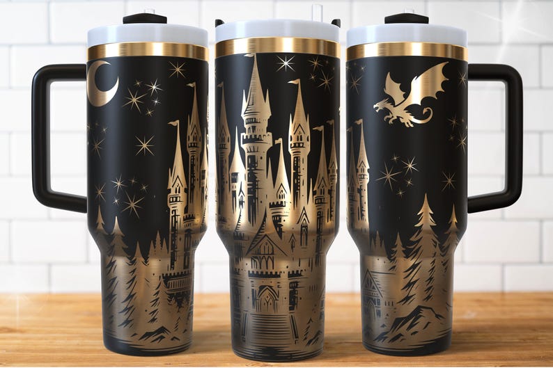 Puede incluir: Vaso de viaje negro con un dise&ntilde;o dorado de castillo, drag&oacute;n y bosque. El vaso tiene un asa negra, una tapa blanca y un borde dorado. El dise&ntilde;o incluye una luna y estrellas.