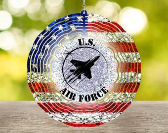 Könnte beinhalten: Ein runder, dekorativer Windspinner mit patriotischem Design und dem Logo der US Air Force. Das Design beinhaltet die rot-weißen Streifen der amerikanischen Flagge, ein blaues Feld mit Sternen und ein zentrales Emblem eines Jets.