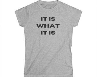 Camiseta "It Is What It Is" - Camiseta feminina de algodão penteado macio