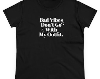Camiseta gráfica Bad Vibes: blusa de algodão moderna com estilo retrô
