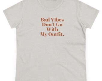 Camiseta feminina moderna com estampa "Bad Vibes" em algodão.