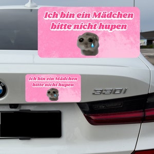 Droevige Hamster Automagneet | Ik ben een meisje teken roze | Grappige Meme Magneet | 20x10cm | Cadeau-idee Rijbewijs Beginnende bestuurder