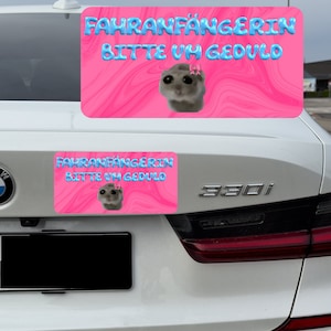 Trieste hamster automagneet | Beginnende bestuurder bord roze blauw | Grappige Meme magneet | 20x10cm | Cadeau-idee voor een rijbewijs voor een beginnende bestuurder