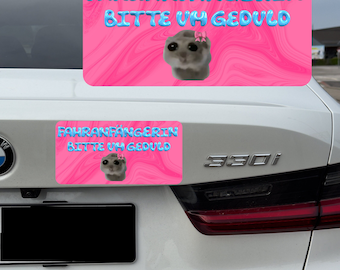 Sad Hamster Auto Magnet | Fahranfänger Schild pink blau | Lustiger Meme Magnet | 20 x 10 cm | Geschenkidee Führerschein Fahranfängerin