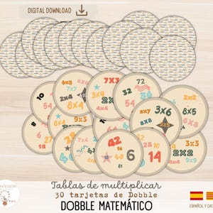 Puede incluir: Un conjunto de 30 tarjetas redondas de colores con problemas de multiplicación y respuestas. Las tarjetas están diseñadas para un juego llamado "Dobble Matematico" y están etiquetadas en español y catalán.