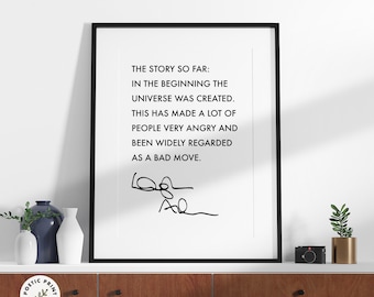 Póster con cita de Douglas Adams: La historia hasta ahora. En el principio se creó el universo... Regalo para el ratón de biblioteca. Arte mural con cita literaria.