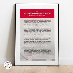 Puede incluir: Una impresión enmarcada con el texto "The USS Indianapolis Speech" de la película "Jaws" (1975). El texto es en negro sobre un fondo blanco, con una pancarta roja en la parte superior. La impresión incluye el texto "Anyway, we delivered the bomb."