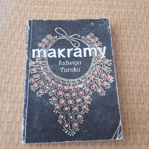 Puede incluir: Un juego de tres tazas de cerámica con un acabado moteado y mate. Las tazas son de color crema, gris claro y gris oscuro. Cada taza tiene un diseño simple y minimalista y un asa redondeada. Las tazas están apiladas.