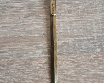 Pequeño adorno metálico con forma de espada. Abrecartas vintage de Inglaterra. Adorno con forma de espada.