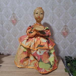 Vintage-Sammlerpuppe. Vintage-Bezug für einen Samowar oder eine gemütliche Teekannenwärmerpuppe. Sowjetische Teekannenwärmerpuppe, Samowarpuppe