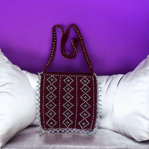 Sac à main de soirée ou de fête pour femme en perles bordeaux, fait à la main. sac tricoté.