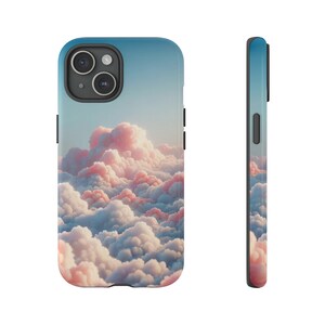 Puede incluir: Una funda para teléfono con un diseño de nubes rosas y blancas. La funda está hecha de un material duradero y tiene un aspecto elegante y moderno.