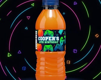 Può includere: Una bottiglia di succo d'arancia con tappo blu ed etichetta personalizzata. L'etichetta recita "COOPER'S 10TH BIRTHDAY" con grafica a tema gaming, tra cui palloni da basket e controller. Lo sfondo presenta linee e forme al neon.