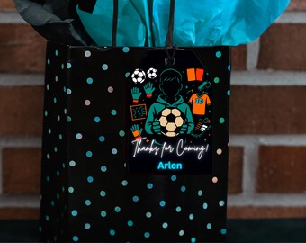 サッカー誕生日パーティーのサンキュータグ – Canvaで名前を編集可能 – 印刷可能な記念品タグ – 子供やティーンのパーティーに最適なサッカーテーマ – ダウンロード