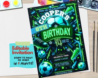 Op de afbeelding: Bewerkbare uitnodiging voor een 8e verjaardagsfeest met een voetbalthema. De uitnodiging heeft een groene en blauwe voetbal, neon groene tekst en een zwarte achtergrond. De tekst op de uitnodiging luidt "Doe mee met ons om Coopers 8e verjaardag te vieren" en "Dec 14 14:00 16:30".