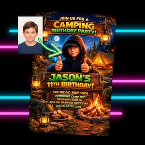 Könnte beinhalten: Eine digitale Einladung für eine Geburtstagsparty zum Thema Camping. Das Design zeigt einen jungen Mann, der den Daumen hochhält, ein Lagerfeuer, ein Zelt und Laternen. Die Einladung enthält den Text "Feiert mit uns eine Camping-Geburtstagsparty!" und "Jasons 11. Geburtstag!"