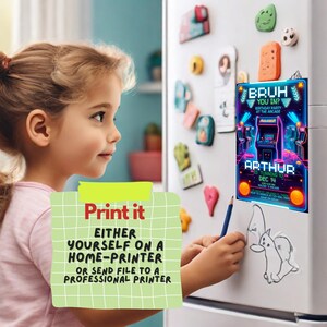 Puede incluir: Una invitaci&oacute;n imprimible para una fiesta de cumplea&ntilde;os con un tema de videojuegos retro. La invitaci&oacute;n presenta un dise&ntilde;o azul y morado ne&oacute;n con un juego de arcade pixelado y el texto "Bruh You In?" y "Arthur Turning 10 Dec 14".