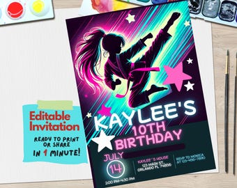 Puede incluir: Una invitación de cumpleaños colorida con una silueta de una niña en una pose de karate. La invitación es para el décimo cumpleaños de Kaylee e incluye la fecha, la hora y la ubicación de la fiesta. También se incluye información de RSVP.
