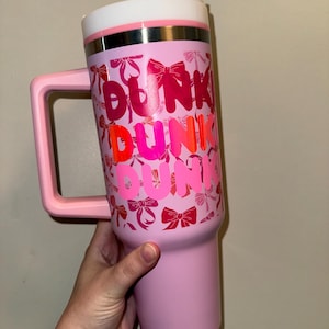 Vaso femenino con lazos rosas inspirado en Dunkin' Donuts
