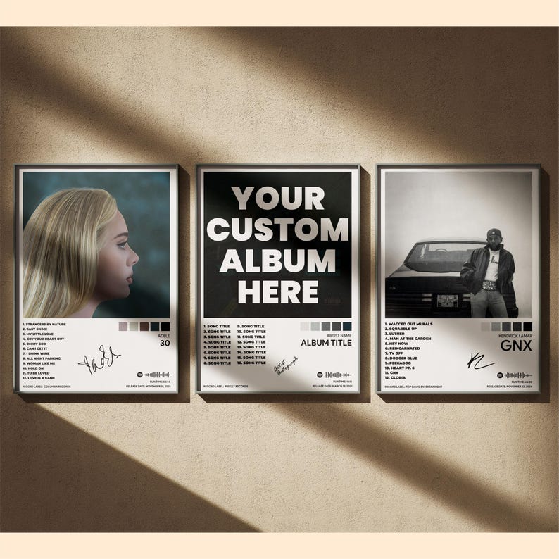 Puede incluir: Tres impresiones enmarcadas de arte de &aacute;lbum. Una presenta el perfil de una mujer, otra dice "YOUR CUSTOM ALBUM HERE", y la tercera muestra a un hombre junto a un coche. Cada impresi&oacute;n incluye una lista de canciones, el nombre del artista y el t&iacute;tulo del &aacute;lbum.
