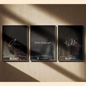 Puede incluir: Tres impresiones art&iacute;sticas enmarcadas en blanco y negro. Las impresiones presentan firmas de artistas, nombres de &aacute;lbumes y c&oacute;digos de Spotify. La primera impresi&oacute;n tiene una firma y el texto "THE WEEKND HEART UP TOMORROW". La segunda impresi&oacute;n dice "Artist Autograph". La tercera impresi&oacute;n tiene un perfil de mujer y el nombre "ADELE".