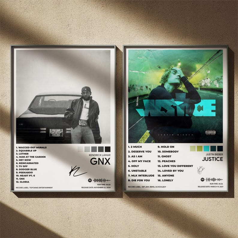 Puede incluir: Dos carteles enmarcados de &aacute;lbumes de m&uacute;sica. El cartel de la izquierda presenta el &aacute;lbum de Kendrick Lamar, "GNX", con una foto en blanco y negro. El cartel de la derecha es el &aacute;lbum "Justice" de Justin Bieber.