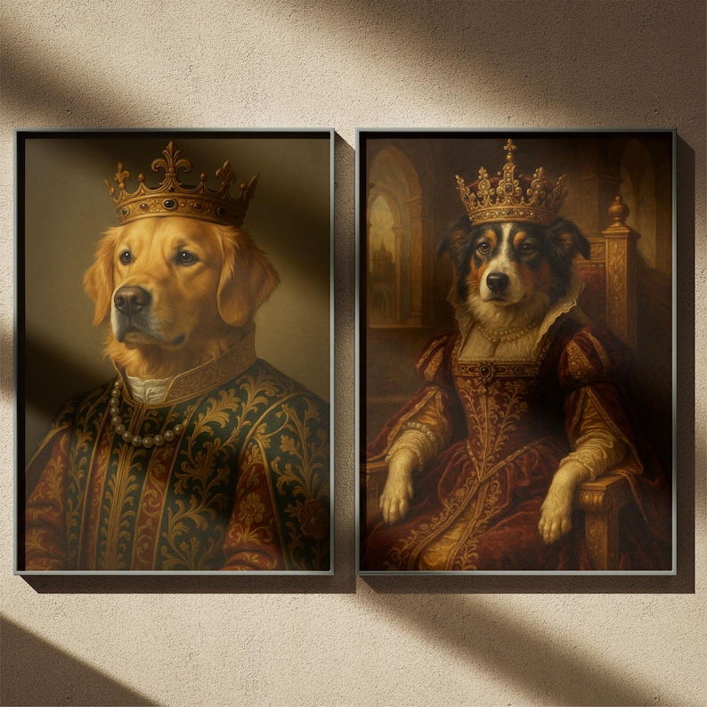Puede incluir: Dos retratos enmarcados muestran perros con atuendo real. Uno presenta un golden retriever con corona y ropa ornamentada. El otro muestra un border collie con un vestido y corona reales, sentado en un trono. Ambos retratos tienen un estilo cl&aacute;sico y vintage.